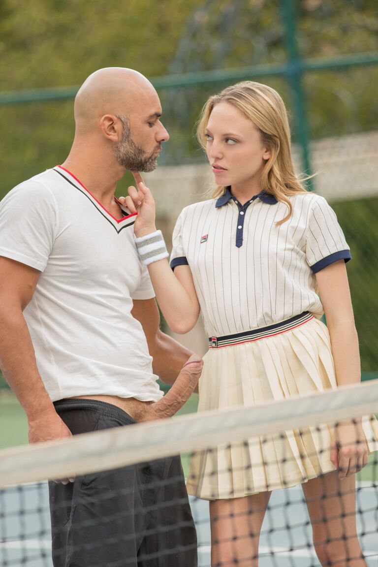 21P La encantadora adolescente Aubrey Star es embestida por su tutor de tenis calvo