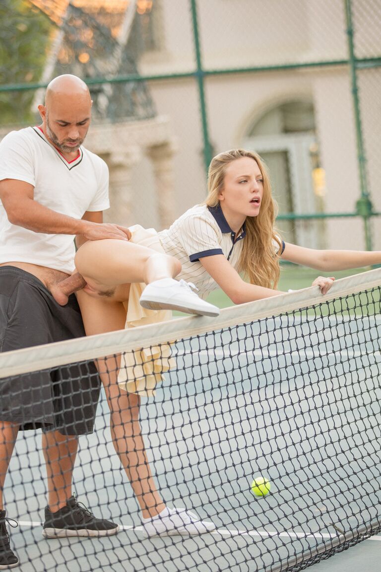 21P La encantadora adolescente Aubrey Star es embestida por su tutor de tenis calvo