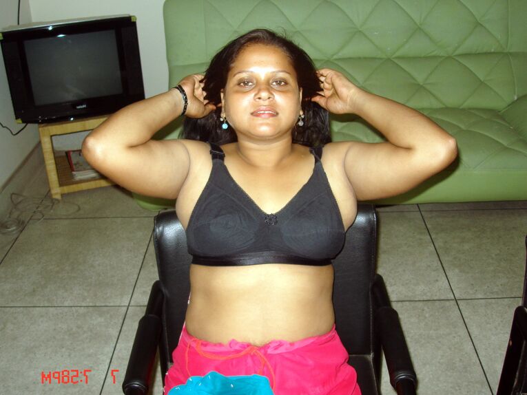 10P India gorda descubre sus tetas naturales mientras se desnuda totalmente