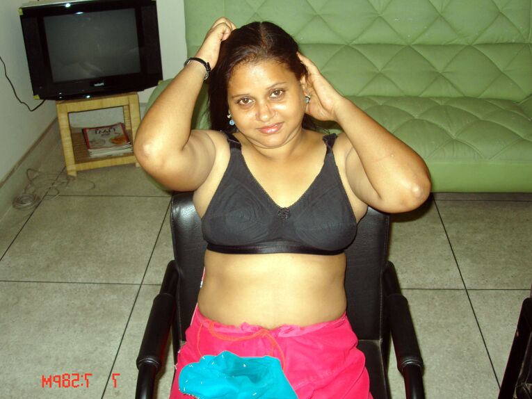 10P India gorda descubre sus tetas naturales mientras se desnuda totalmente