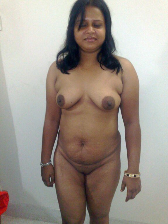 10P India gorda descubre sus tetas naturales mientras se desnuda totalmente