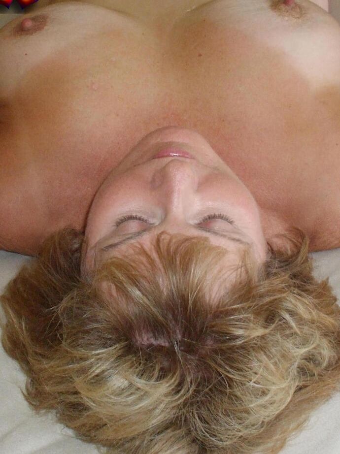20P Mulher madura Busty Bliss esfrega a vagina raspada durante poses solo de nudez