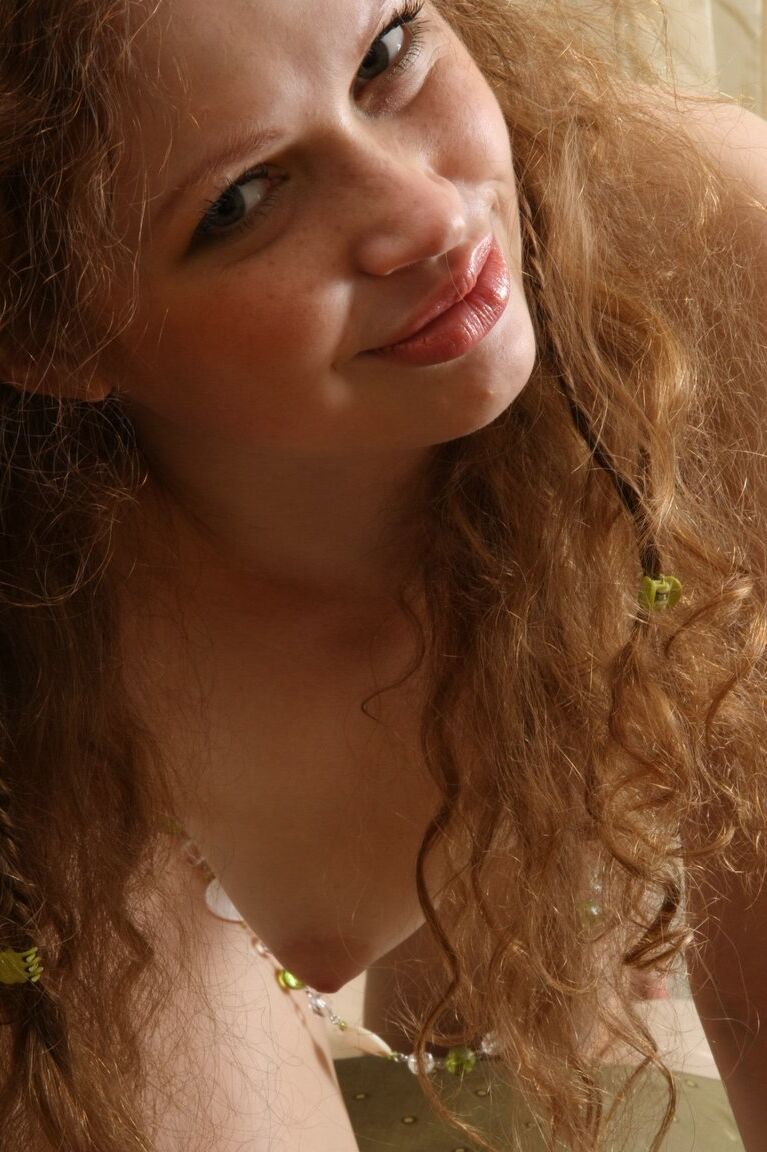 21P Ado mignonne en collants verts Elena D. exhibant ses seins juteux