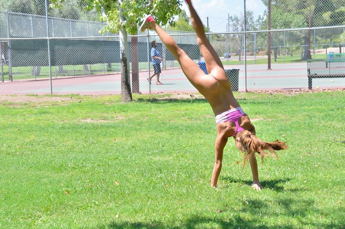 21P La dulce y flexible adolescente Mary muestra su agujero del amor y sus pequeñas tetas en el parque