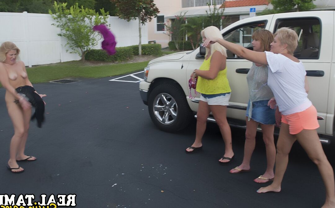 21P Mãe loira amadora com um grande saque brinca com as amigas em um 4some lésbico
