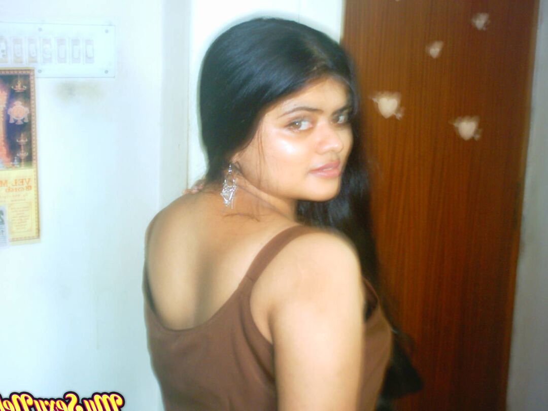 15P india gordita revela sus tetas naturales