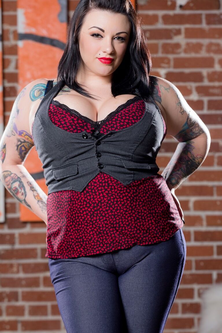 17P Morena gorda Scarlet LaVey tira aldravas enormes