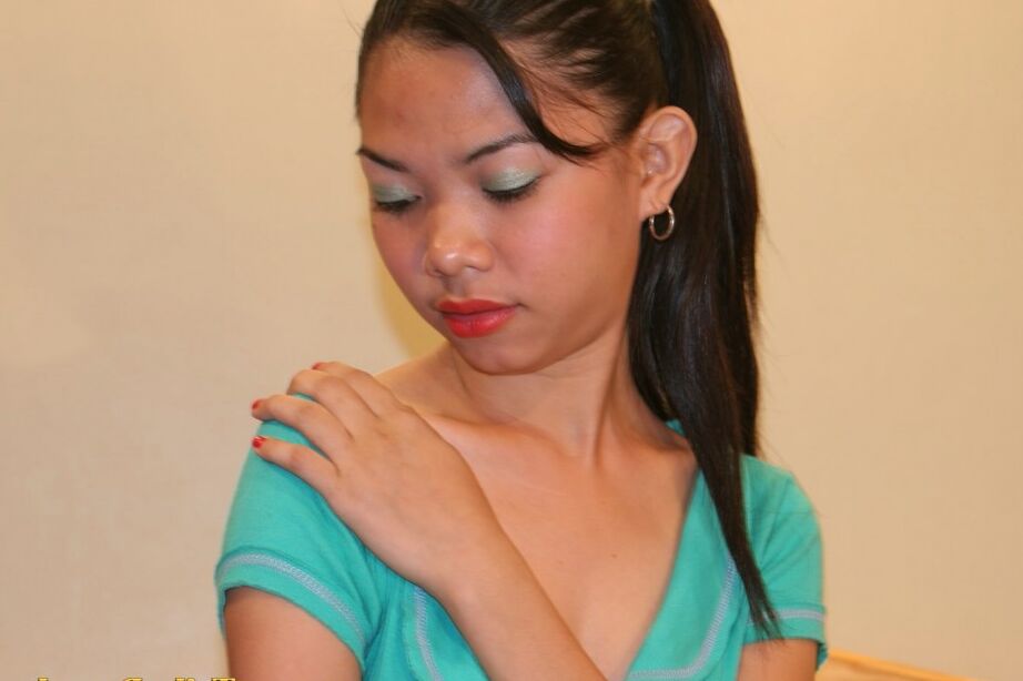17P Petite jovem filipina spinner cavalga por cima depois de fazer um boquete de pau grande