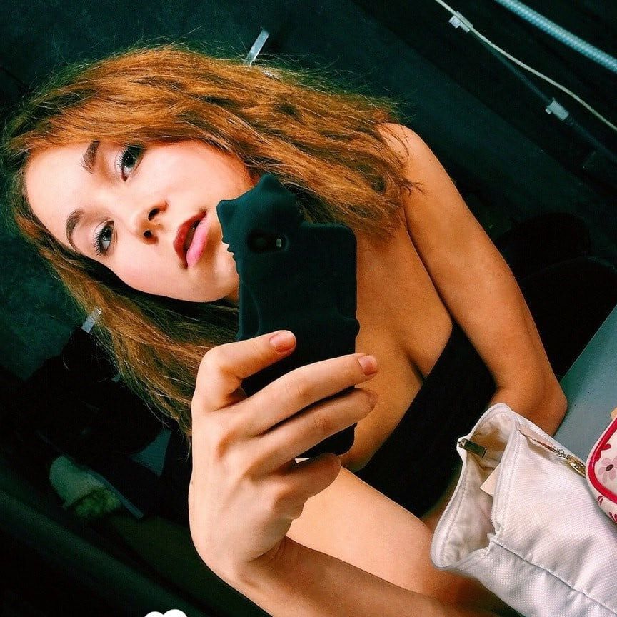 20P Linda adolescente amadora exibe seus seios naturais