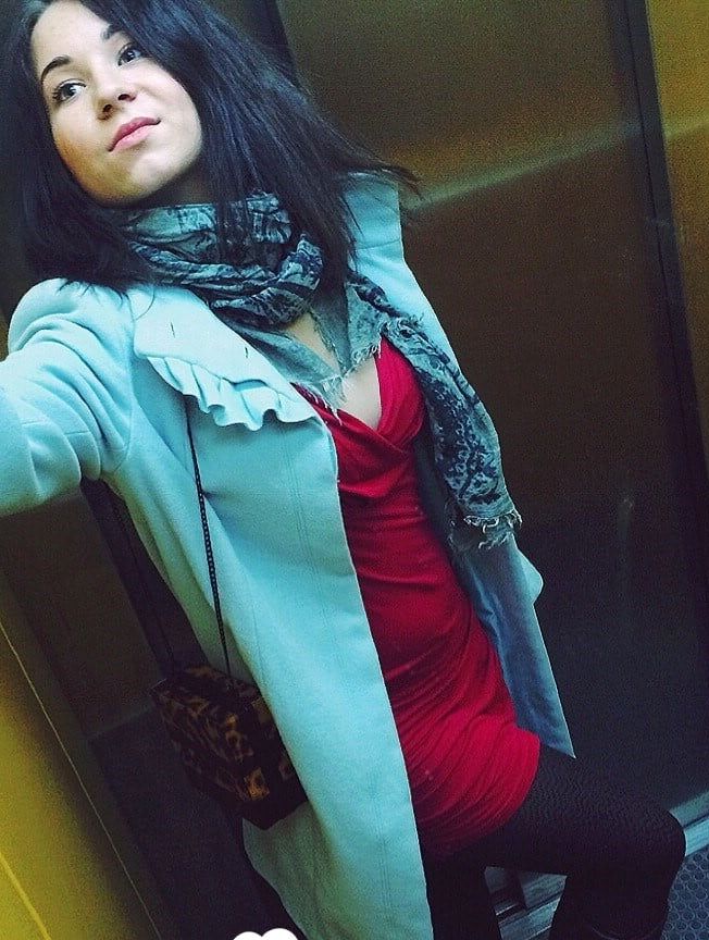 20P Linda adolescente amadora exibe seus seios naturais