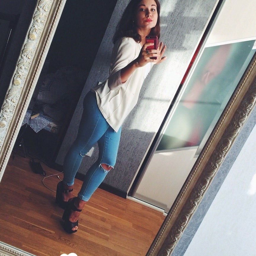 20P Linda adolescente amadora exibe seus seios naturais