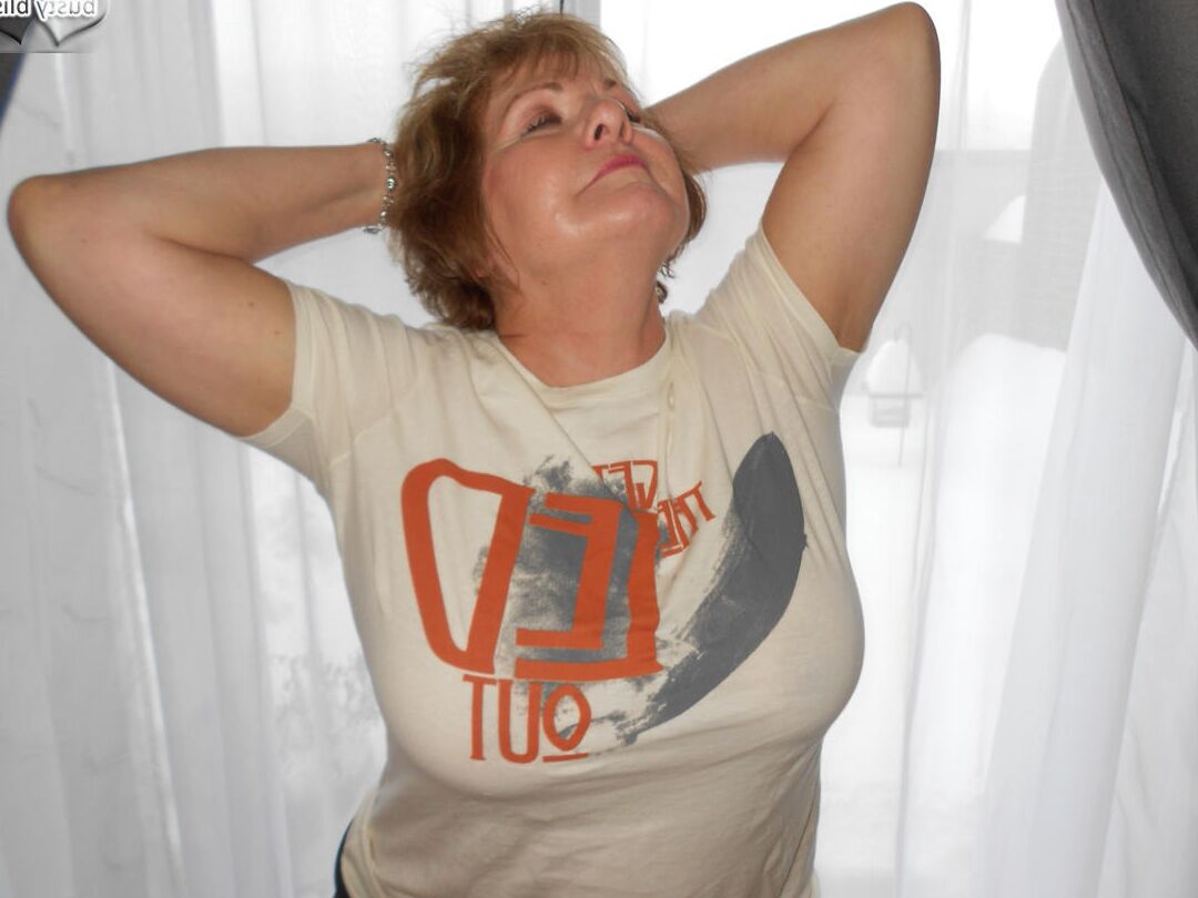 20P La madura gordita Busty Bliss suelta sus grandes tetas con una camiseta