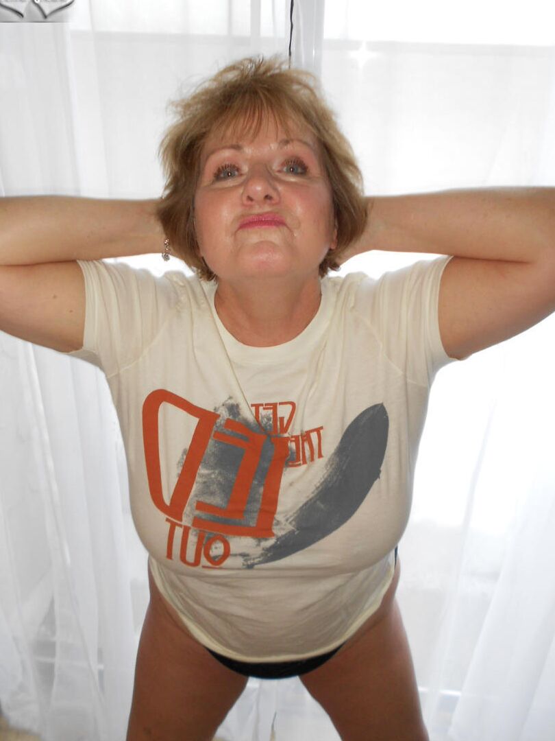 20P La madura gordita Busty Bliss suelta sus grandes tetas con una camiseta