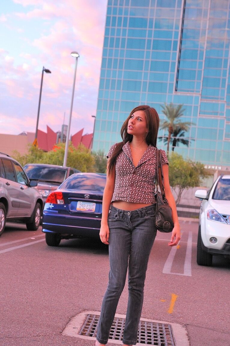 20P Hermosa adolescente de ojos azules y adorables tetas Shyla revela su cuerpo en público