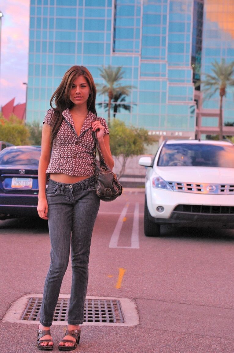 20P Hermosa adolescente de ojos azules y adorables tetas Shyla revela su cuerpo en público