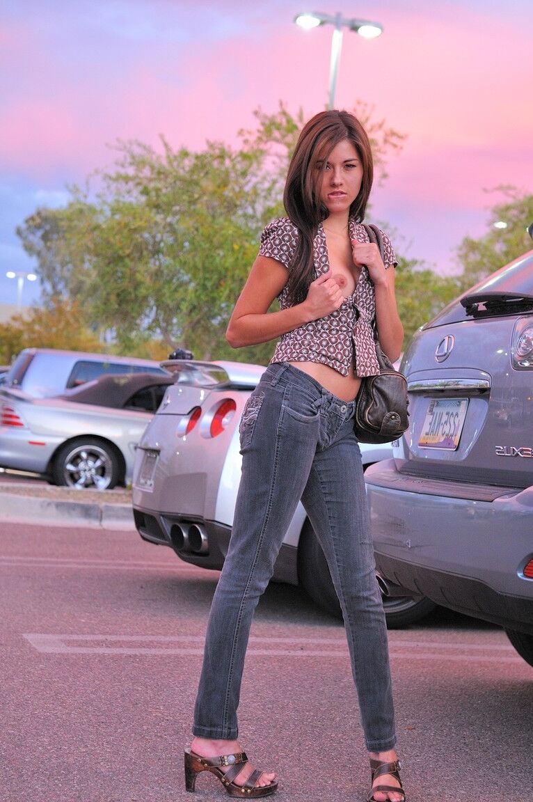 20P Hermosa adolescente de ojos azules y adorables tetas Shyla revela su cuerpo en público