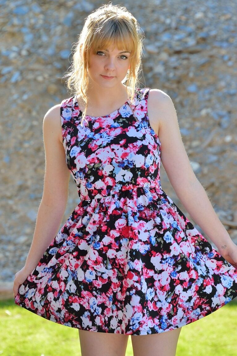 21P La jeune blonde Alyssa révèle ses gros seins fascinants et exhibe son savoureux manchon