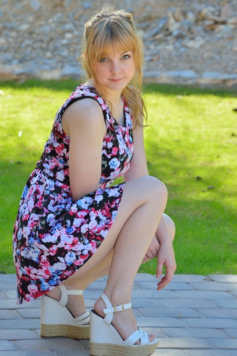 21P La jeune blonde Alyssa révèle ses gros seins fascinants et exhibe son savoureux manchon