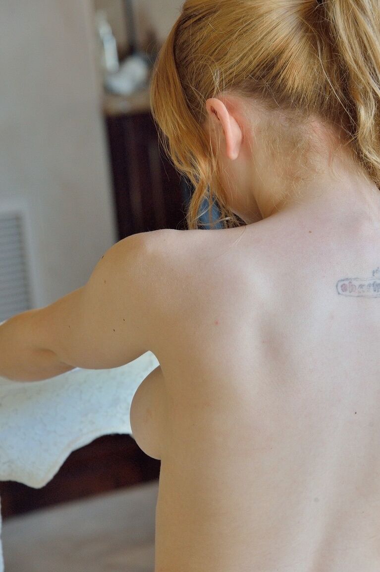 21P La jeune blonde Alyssa révèle ses gros seins fascinants et exhibe son savoureux manchon