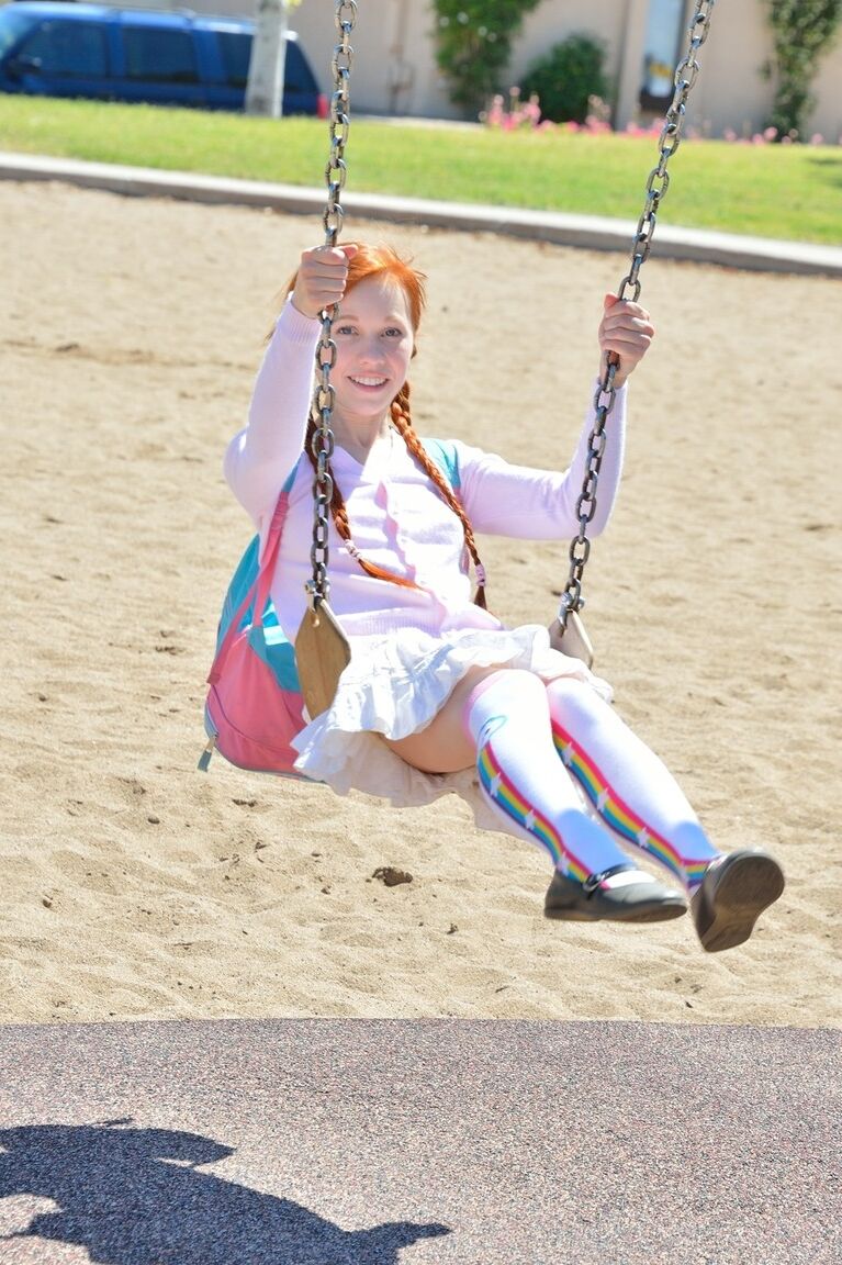 20P Dolly, petite écolière rousse, donne une jupe haute sans culotte en public.