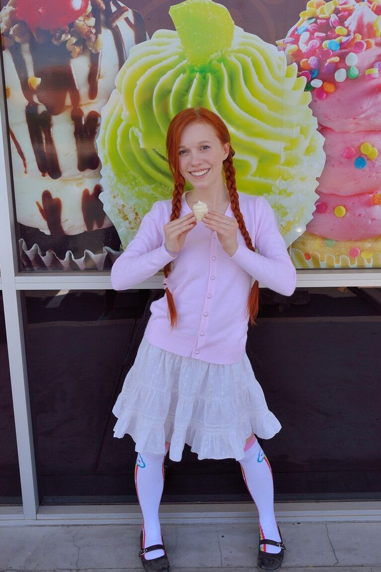 20P Dolly, petite écolière rousse, donne une jupe haute sans culotte en public.
