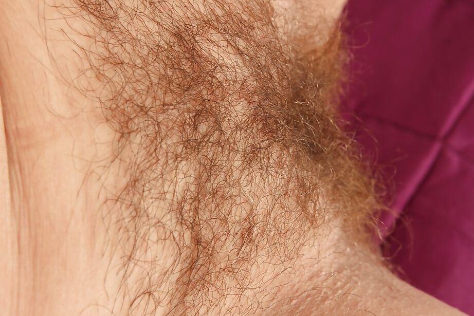 16P Mulher madura gorda com seios enormes tirando a lingerie rendada