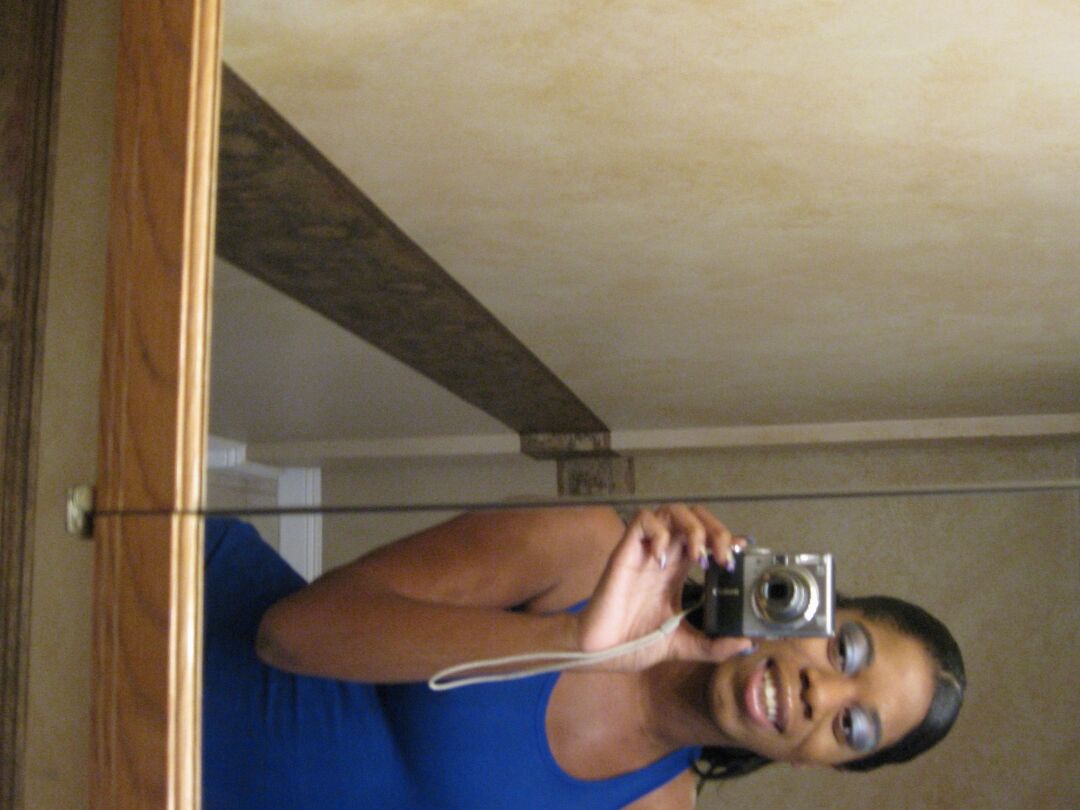 21P Tia A., petite amie ébène, montrant ses seins juteux