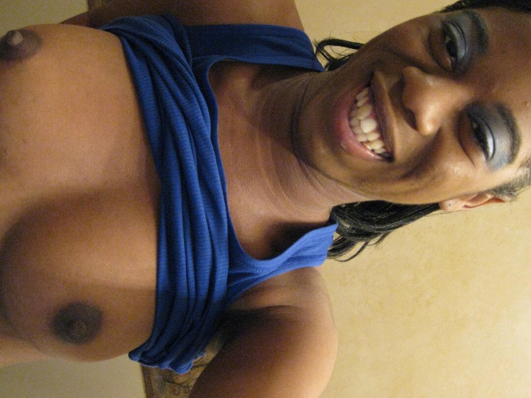21P Tia A., petite amie ébène, montrant ses seins juteux