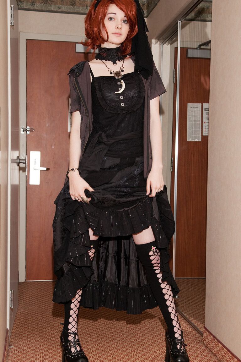 11P La linda jovencita Lilly Gardner se burla completamente vestida en el balcón y el sofá