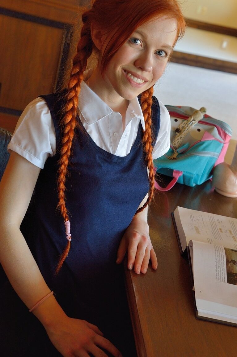 20P La colegiala jengibre Dolly inserta una enorme polla falsa