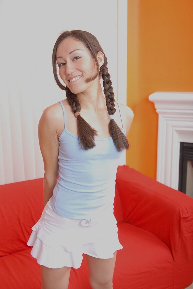 21P La petite fille Dawn Iris goûte et baise une grosse bite noire dans une action chaude en POV