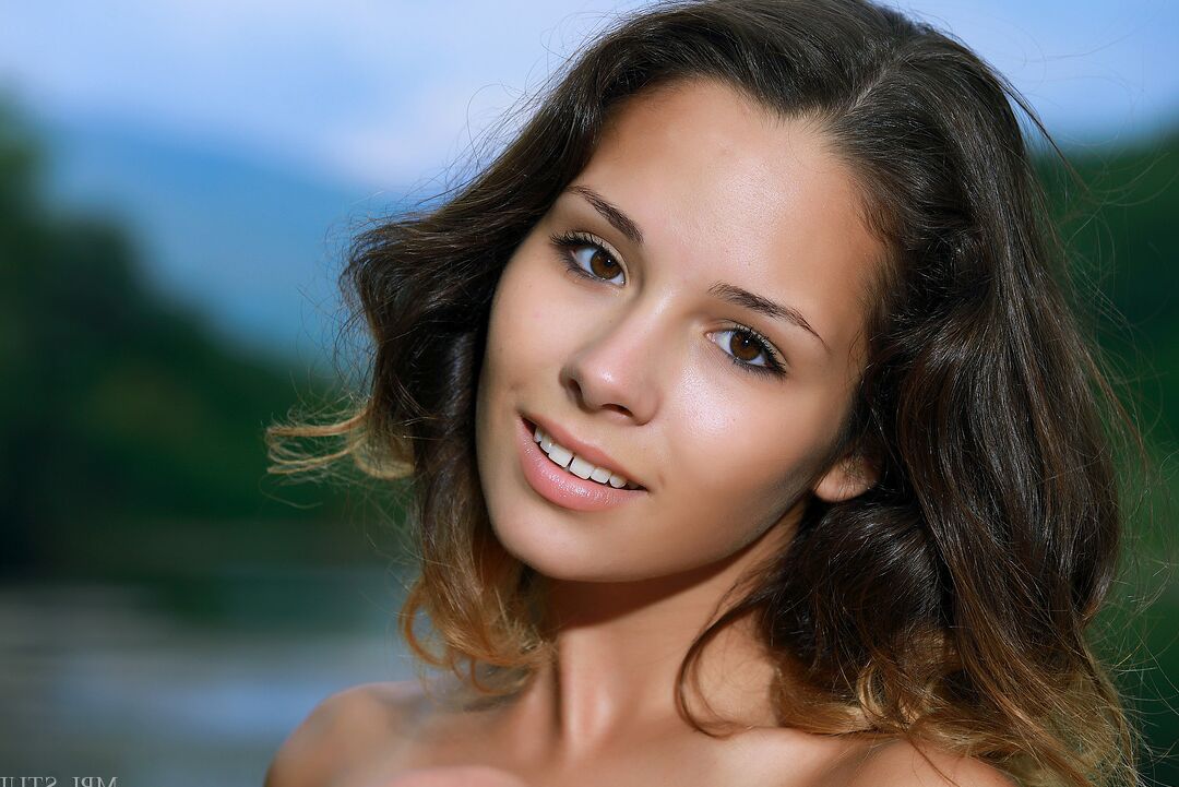 12P Chica joven sexy abriéndose desnuda junto al lago para un primer plano de su coño calvo y caliente