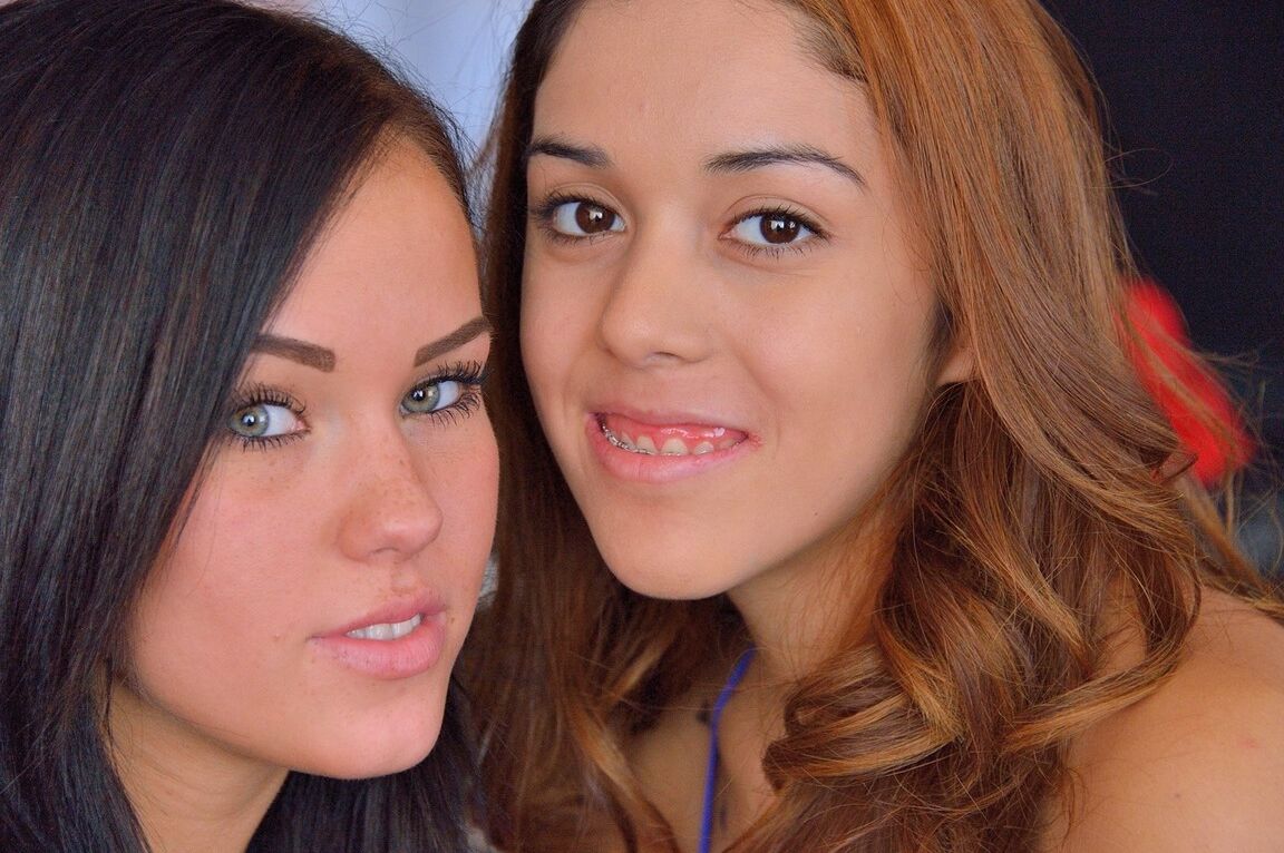 21P Das lesbische Paar Meagan Rain und Sophie küsst sich und hat Oralsex auf dem Tisch