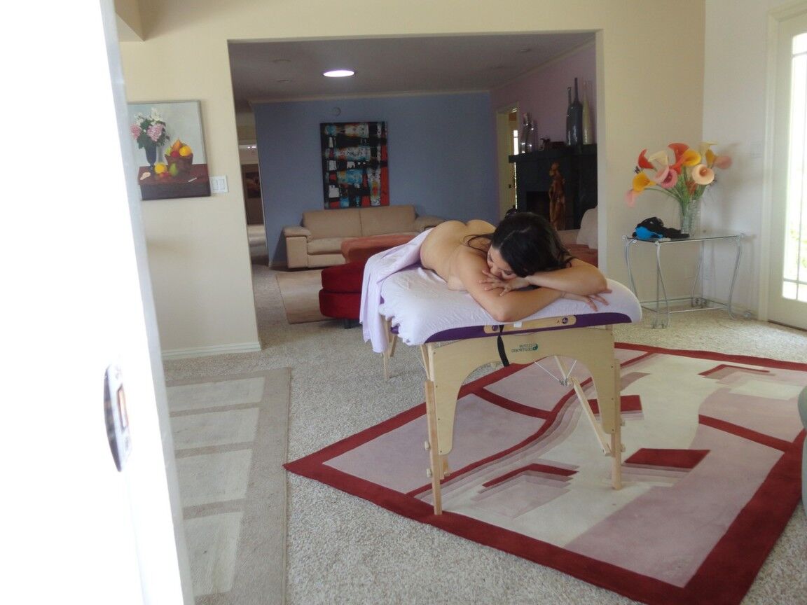 18P La chérie brune aux gros seins Nadia Nash montre ses seins dans le salon de massage