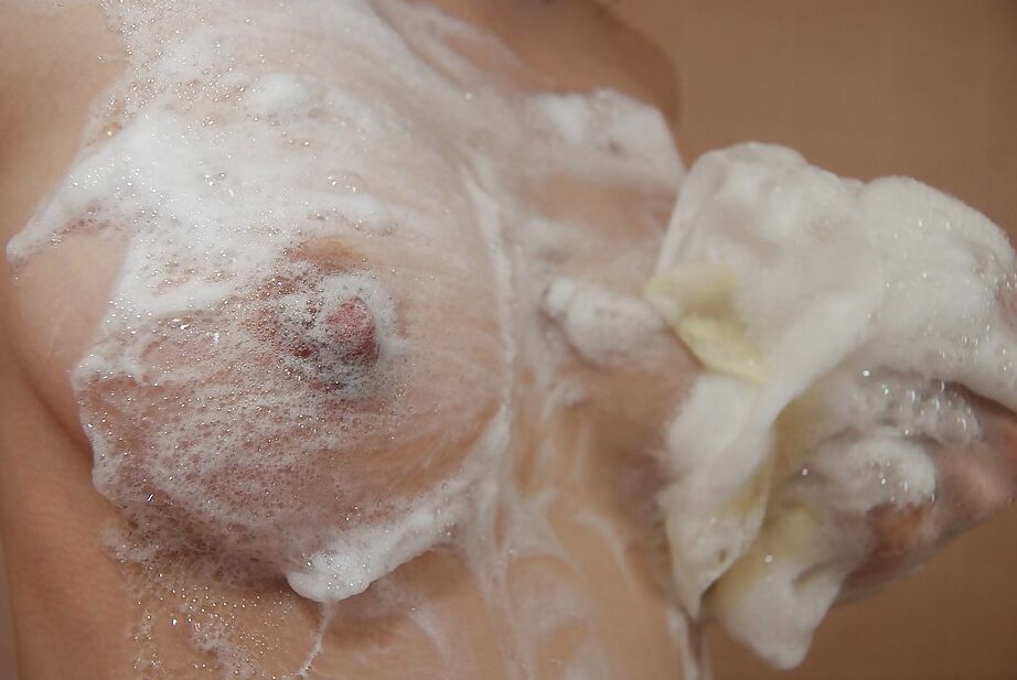 16P Adolescente asiática magra Saki Yanagawa tomando banho e chuveiro