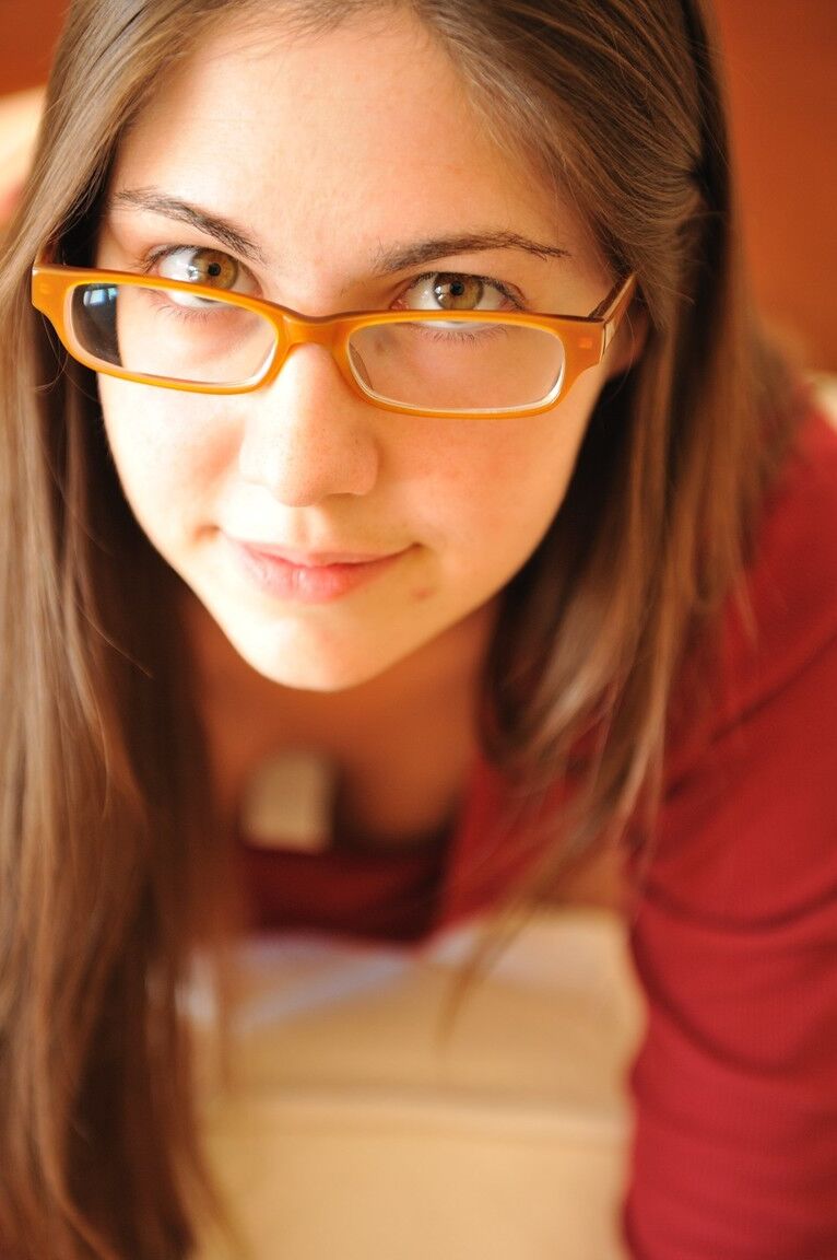 15P Une jeune adolescente à l'air innocent et à lunettes se masturbe avec un jouet vibrant