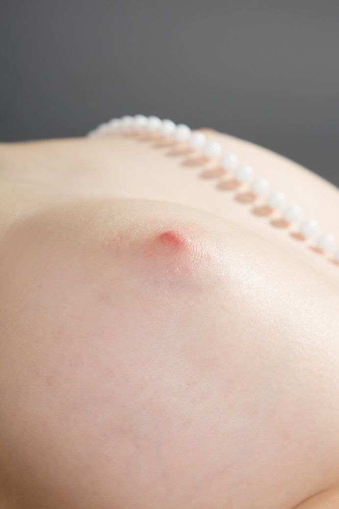 20P Belle ado mignonne se met totalement nue autre qu'un brin de fausses perles