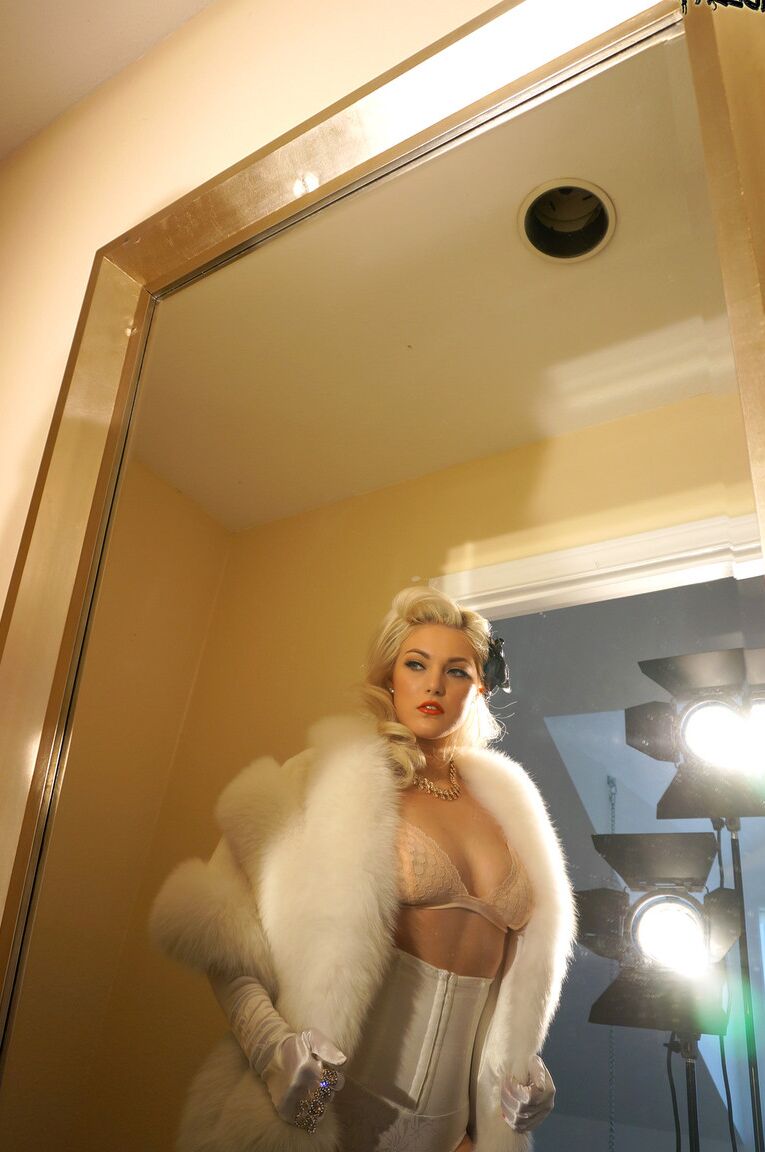 17P Jenna Ivory, belle jeune modèle pin-up, exhibe ses gros seins avec des gants.
