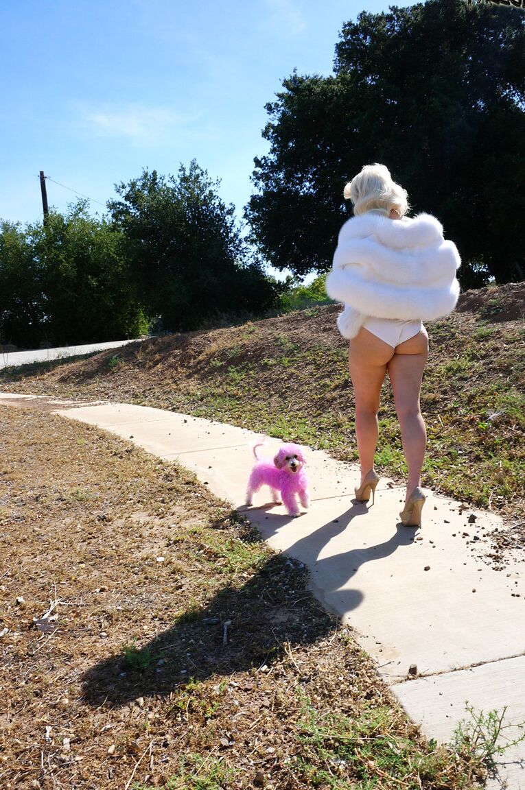 17P Jenna Ivory, belle jeune modèle pin-up, exhibe ses gros seins avec des gants.