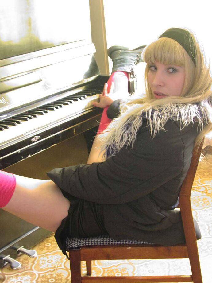 17P La dulce amateur Alena se desnuda frente al piano