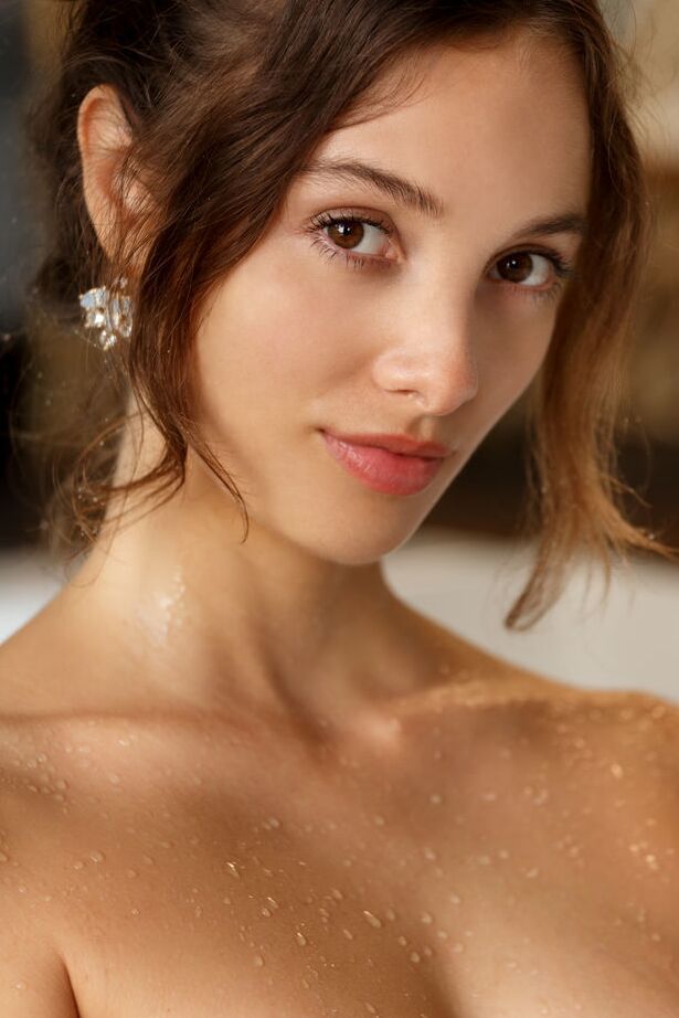 18P Lindas modelos adolescentes Calypso totalmente nuas em uma banheira com os cabelos presos