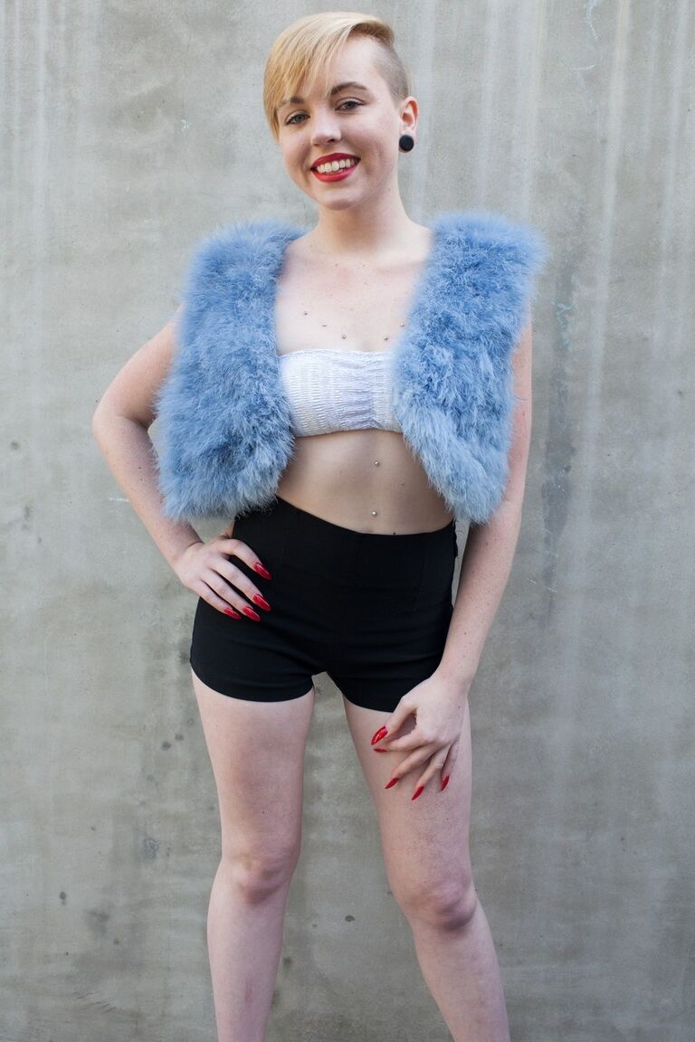 20P A adolescente de cabelos curtos Miley May mostra seu corpo nu e faz xixi na rua