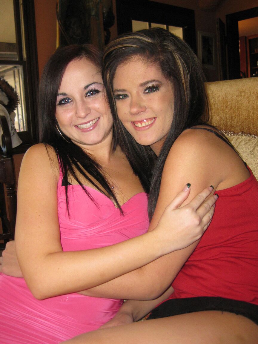 21P La adolescente Nicole Ray y sus amigas se masturban la polla de una stripper durante una fiesta