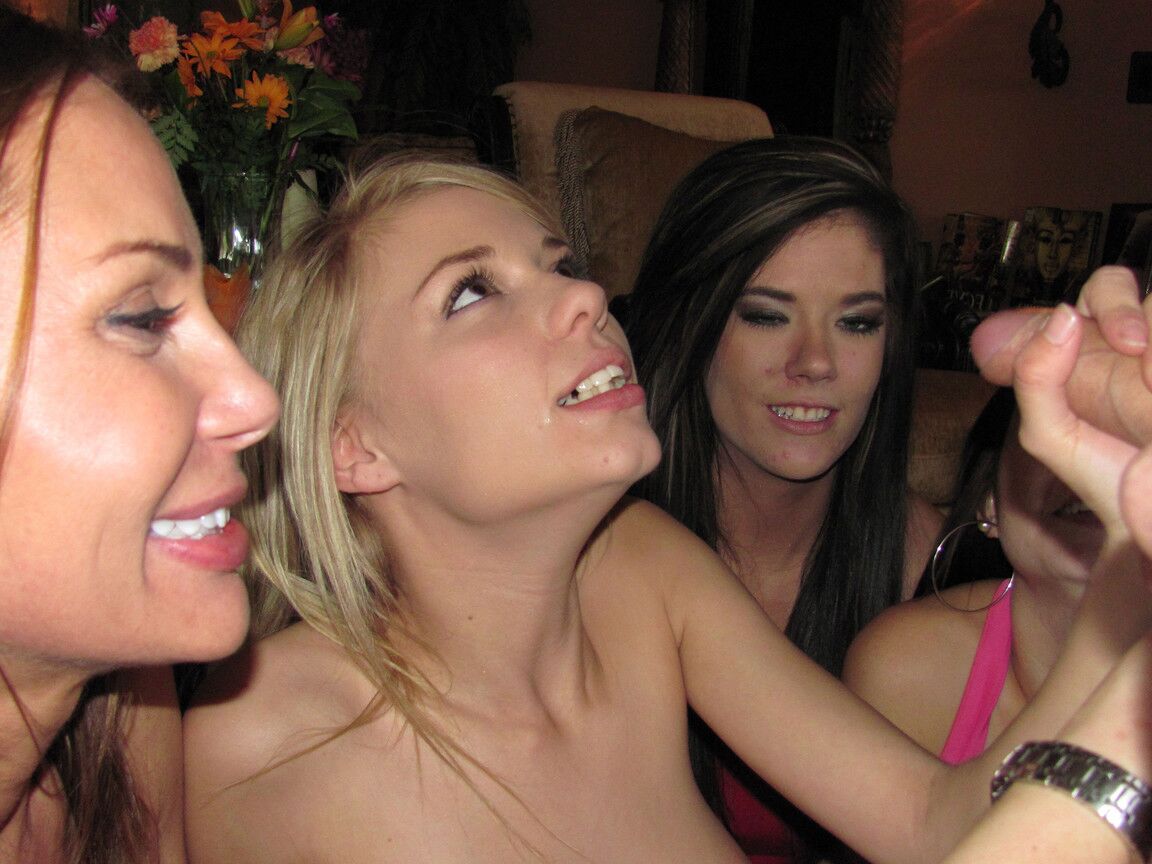 21P La adolescente Nicole Ray y sus amigas se masturban la polla de una stripper durante una fiesta