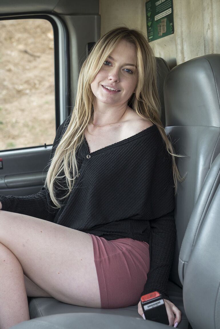 Das 16P blonde Teenie-Model Britney Light spreizt ihren engen Schlitz im Auto