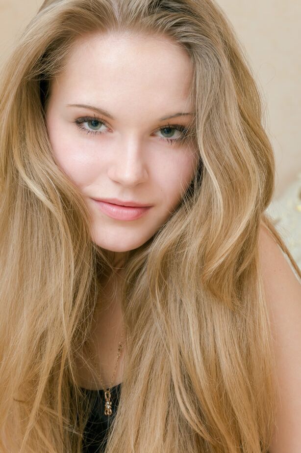 18P Sweet faced blond Mendes A teasing in little black dress before posing nude