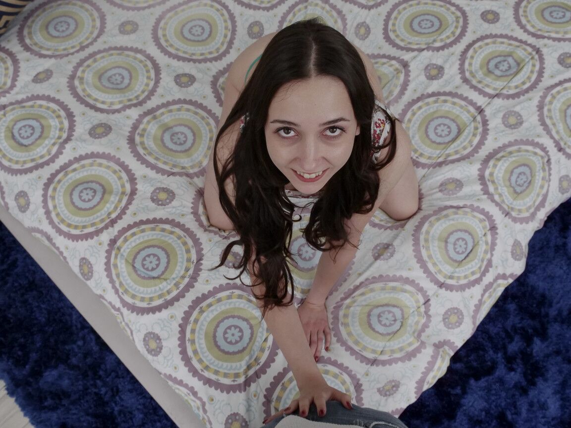 21P Kyra Rose, jeune et innocente, fait une pipe amateur en POV avec soin du visage.