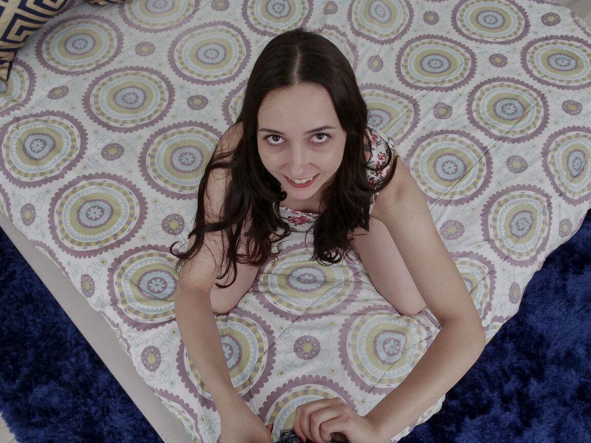21P Kyra Rose, jeune et innocente, fait une pipe amateur en POV avec soin du visage.