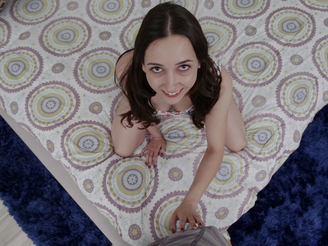 21P Kyra Rose, jeune et innocente, fait une pipe amateur en POV avec soin du visage.