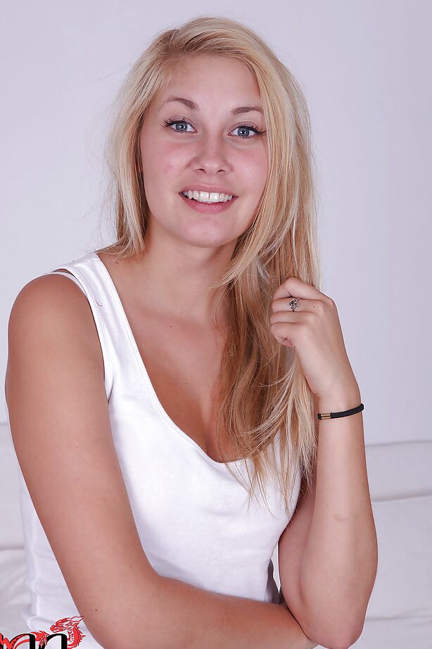 Holly Anderson, une amatrice 16P, offre toujours le meilleur show sexuel.